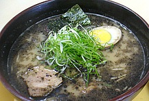 ここのＢ級グルメ？ その名も『牛乳ラーメン』！ 名前に惹かれて試食をしてみたところ、食べ終わった後に香るほのかな牛乳の風味……。好き嫌いがハッキリ分かれるかもしれないが、筆者は美味しくいただいた。