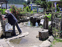 甲斐駒ケ岳に降った雨や雪が石英粒の地層に浸透して湧き出したもので、ミネラルを含んだ軟水がコンコンと出ていました。空のペットボトルが販売されているので、バイクでも持ち帰りできます。