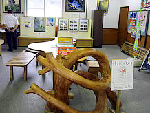 情報コーナーにあるイスやテーブルは手作り感溢れるもので、この奥には八畳の休憩コーナーがあります。