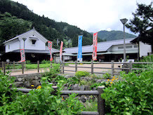 上中町が整備した蔵風の建物の資料展示館と四季彩館です。駐車場からは屋根付きの通路と直接入れる広場とで連絡しています。屋根付きの通路は土間に段差があって車椅子では通れません。