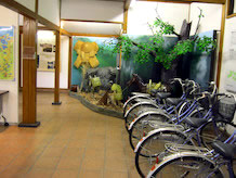 資料展示館ではレンタサイクルの自転車が置いてありました。展示されている資料は鯖街道の歴史がメインで、休憩できるコーナーもあります。