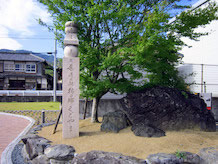 高野山町石道（高野山参詣道約24km）に残されている町石を模造したものがあります。これが九度山町から高野山根本大塔まで１町（109m）ごとに180基あります。