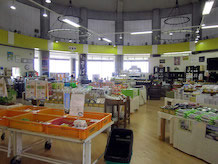 物産販売コーナーは天井が高くて中柱が無い構造で、広々していて商品がよく見渡せます。