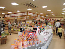 物品館では、出雲崎の特産品やお土産として人気のある海産物。ほかにも新潟の名産品、地域限定の小物が豊富に用意されています。入口の外にはイカ焼きや貝の浜焼きなども売られています。