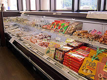 物産販売コーナーにはパン工房から魚介類まで豊富にあります。売場面積が少し狭いですが、多くの特産品が置いてあります。