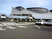 アピール館1Fでは地方のイベントも開催。また、2Fには雪国体験コーナーや新潟の歴史を学べる展示などもあり、3Fでは新潟の四季をシアターで観られます。