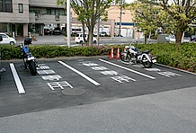 関西圏のライダーが多用するという背景もあってか、地下を含め約400台の自動車が停められる駐車スペースの一角には、バイク用駐車スペースが設けられている。安心して愛車を停められる安心感が嬉しい。