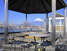 上り側建物屋上の展望台が富士山ビューポイントで、ここから富士山がよく見えます。天気のいいときはここでお弁当を食べて休憩するのが楽しいです。