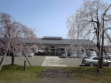 「桜館」では館内面積の半分近くが食堂、もう半分近くが物産品販売、残りが自販機と情報コーナーに分かれています。休日は客の出入りも多く、売店のおばさんはとても忙しそうです。