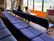 物産展示販売コーナーにある休憩所ではソファがあって、富士山を眺めながらゆっくりできます。