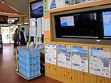 観光情報案内コーナーにはパンフレットの外に、近辺の道の駅情報とモニターで高速道路情報も見れます。