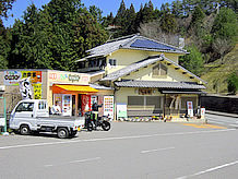 道の駅内のレストランは休業中なのですが、向かい側に軽食と和風食堂があります。この辺りでは食べる所はここしかありません。