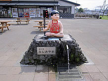 腹巻姿の金太郎像から富士山の伏流水が出ていますがので、ペットボトルに入れて持ち帰りできます。