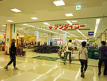 京丹波町では数少ない大型ショッピングセンターで、スーパーマーケットから薬屋まであります。
