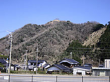 利神城跡（標高373ｍ）が山の頂上に見えます。2015年より石垣の整備に取り掛かるようになり、天空の城と言われた竹田城（標高353m)も高く、観光名所になるように登山道も歩きやすくなります。