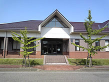 「田中角栄記念館」は広いロビー、２つの展示室、映像室、図書室となっており、開放時間は10：00～16：00まで、一般高校生以上400円で入館できます。