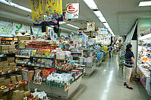 沖縄本島北部の特産品が揃う物販コーナー。いつも客で賑わっている。