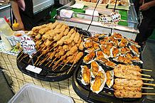 お魚センターで販売されている、まぐろ串カツは大人気。