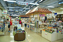 糸満市物産センター「遊来楽（ゆくら）」には、地元の名産品が揃う。