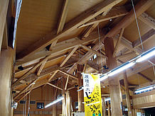 建物内部は太い木材を現した天井が高い造りになっており、温かみのある空間です。ただ方杖の太さが細いため、視角的には地震に対する不安感を覚えます。