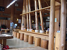 レストランも物産販売コーナーと同様で木材を表した構造です。特産品の磨き丸太が展示してあり、テーブルや椅子も木材そのものです。