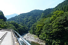 建物の裏手の展望台からは、荒川を臨む事ができます。階段で河原まで降りる事もできますが、展望台からは、山間を流れる荒川をゆったりと眺める事ができます。