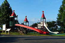 いちごの城をイメージした複合遊具です。公園スペースには、この複合遊具を主体として、こまかな遊具やベンチが点在しており、家族のくつろぎ空間となっています。