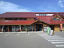 「仙田体験交流館キラリ」は、休憩スペース、お食事処ながせ、農産物直売所あいマート、体験工房となっています。　また、県内最大級の雪室も所有し、施設の冷房や食材の貯蔵庫に利用されています。