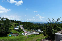 駐車場の谷側の景色です。広々とした空と、眼下に広がる緑のコントラストを楽しむ事ができます。のんびりと気持ちを安らげたい時に良い風景だと思います。