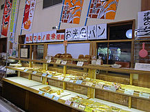パン工房では米粉を使ったパンに人気があり、午前中で売り切れることがあります。午後では売り切れのパンの空いたトレーが目立ちました。