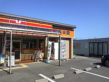一見、普通のコンビニのようですが、その品揃えは新潟県内の多くの名産品が揃えてあり、お隣り富山県の名産品も用意されています。また糸魚川の海で獲れた海産物が冷凍ショーケースの中で販売されています。