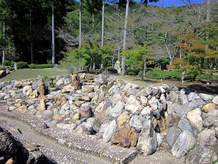 道の駅と緑地公園との間には人工の渓流があり、周囲には芝生と自然石を据えたエリアがあります。