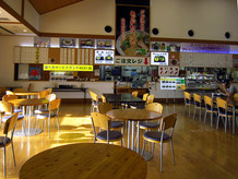 ファーストフーズはオープンスペースの本館ホールに観光案内所と物産販売コーナーと一体になっており、食事をしながら休憩もできます。