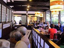 レストラン「茶の華亭」は落ち着いた和風様式で作られ、座敷とテーブル席があります。寒くなる季節になると岡部汁セットと牡蠣丼やかつ丼が好まれるようになります。