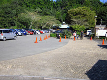 駐車場は細長い敷地をうまく利用されていて、写真の左側から奥に入って右側から出る一方通行になっています。