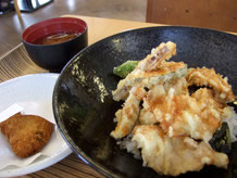 駅内のイートインで味わえる里芋コロッケを始め、季節の旬の野菜を使った料理などが楽しめる。時間限定だが、ピザも提供している。もちろん、名物を使った里芋ピザにも出会えるかはお楽しみ。