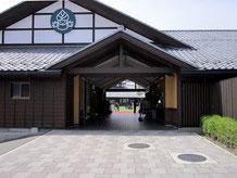 道の駅としての建物はビジターセンターで、ここには川場村観光案内所（道の駅スタンプ置き場）とレスランがあり、道の駅の中核になっています。