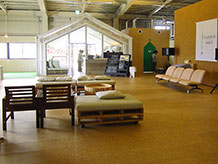 カフェコーナーは内部まで温室の様にしてあり、交流ホールは休憩コーナーでもあり自由に使えるようになっています。床は稲わらチップを押し固めた床板で仕上げてあります。