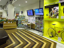 インフォメーションコーナーの横に自転車が展示されていて、富士川町で開催される自転車競技の案内がされています。