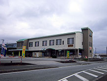 農産物直売所（さくらんぼ会館）は道の駅とは道路を挟んだ向かい側にあり、駐車場も別になっています。