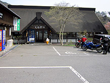 道の駅の中心である「六合の郷しらすね」は古民家を改造した建物で、インフォメーションやレストランがあり、お土産も販売されています。