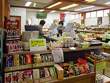 物産販売館「またたび」は2015年以前からあった建物で、日用品からお菓子類のお土産から農産物加工品が販売されています。レストランも中にあります。