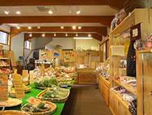 農産物直売店「かたくり」は東日本大震災復興事業で建設された施設で、地元農家がそれぞれで栽培した農産物を置いてあります。