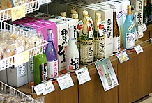 地酒コーナーには「どぶろく」や「にごり酒」だけでもかなりの銘柄が揃っている。720ミリリットル入りのものが多いので、お土産だけではなくて宿で楽しむにも最適。「飛騨のどぶ（720ml入り 1,300円）」は実際に美味しかった。