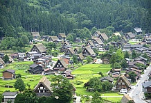 この道の駅から程近い場所にある展望所に上がれば、白川郷の合掌造り集落が一望できる。観光ポスターなどでよくみるあの景色そのものだ。やや狭いが道路はすべて舗装されているので、バイクでも問題なく行ける。