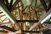 レストランの構造は丸太そのものを使っており、天井は和傘の骨組みのように複雑です。これを組み立てた大工さんは、手間賃が合わんと嘆いたことでしょう。
