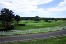 運動公園ではゴルフが出来るようになっていて、クラブハウスで受け付けされています。周囲は柵があって、出入口はクラブハウスからになります。
