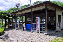 足湯が庭園部分にあり、土・日だけの営業です。温泉は近くの白井温泉から運ばれてきます。