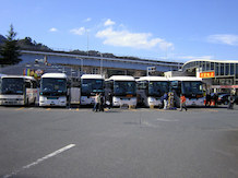 観光バスの大群が訪れた時はこのような状態で、道の駅の駐車場が占領されるときがあります。この写真は道の駅のリニューアル工事中の時に撮ったものです。
