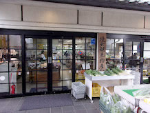 特産品販売コーナーでは、地元の特産品や野菜などが安く購入できます。コンパクトに色々な商品がありお土産類も豊富です。